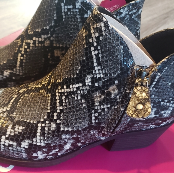 SO Angelfish Ankle Boots - Picture 2 of 7